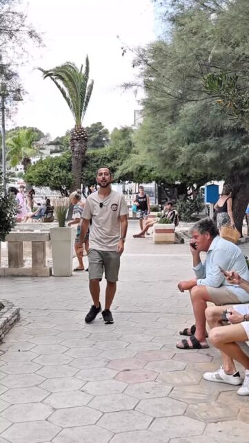 Castro secondo me? Ti dico io il programma 😎
Spoiler: si mangia (bene) e si vive il mare al 100%.

1️⃣ Escursione in barca… ma con la mia schiacciata in mano.
2️⃣ Colazione salentina e a pranzo panino con il polpo.
3️⃣ Ballata al Blu Bay → puccia con le olive per rimetterti in piedi.
4️⃣ Mare del Salento + birra fresca vista tramonto.
5️⃣ Vieni a trovarmi: la vacanza te la faccio gustare io.

🌊 Salva questo reel per la tua prossima vacanza a Castro e quando passi… dimmelo che ti preparo il polpo country

#KriveCastro #CastroVibes #SalentoLife #FoodAndSea #PucciaLovers #SalentoExperience #Vacanzasalento #SalentoFood