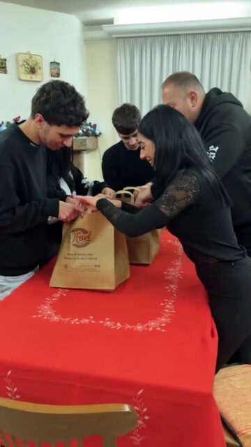 Con Krivé, il gusto arriva sempre in un lampo! 🚗💨 Ordina e fai viaggiare il sapore 𝗱𝗶𝗿𝗲𝘁𝘁𝗮𝗺𝗲𝗻𝘁𝗲 𝗮 𝗰𝗮𝘀𝗮 𝘁𝘂𝗮! 🍔🍻
#krive #krivèristopub #krivématino #krivéalmare #salento